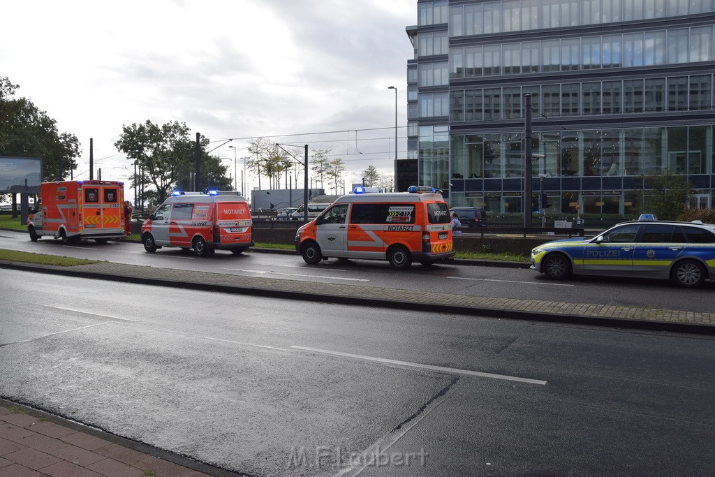 Einsatz BF RTW und 2 NEF Koeln Deutz Deutzer Freiheit P09.JPG - Miklos Laubert